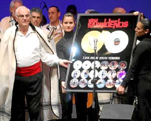 Elfidio recibe un premio por la ingente cantidad de copias vendidas con varios trabajos. / DM/