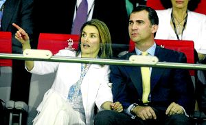 Los Príncipes no perdieron detalle del partido de la selección española. / AP/