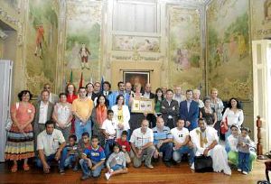 La Corporación y los saharauis posaron al finalizar el acto, celebrado en el Ayuntamiento. / L. PALOMEQUE/
