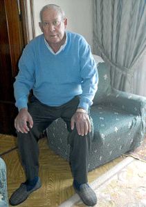 Emilio Ruiz Alciturri 'Uco', un enamorado del fútbol, en el salón de su casa. / SE QUINTANA/