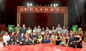 Los homenajeados, junto a los miembros del circo, posan en la pista para la foto de familia. / ROBERTO RUIZ/