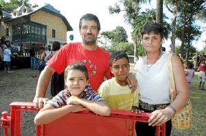 Sidi Mohamed Edjeuba posa con su familia. / CELEDONIO/