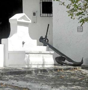 Pitres cuenta con un paseo marítimo en el que se colocaron un ancla y un barco pesquero. / EFE/