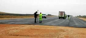 Durante los últimos días se han dado los retoques definitivos al asfalto de la pista de La Lora. / J. L. S./