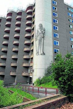 Escultura de San José Obrero en la fachada del Asilo. / L. P./