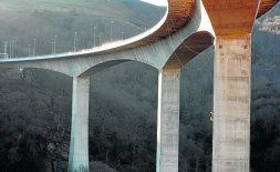 Los cables se conectarán a las barandillas del viaducto. / J. L. SARDINA/