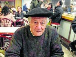 Paco Cuadra, siempre con su boina, en un café de Santander. / ANDRÉS FERNÁNDEZ/
