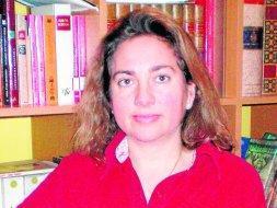 La filóloga Elena de Riaño en su domicilio. / DM/