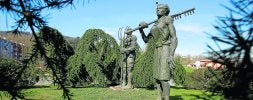 Una de las esculturas en las glorietas de las rondas. Jesús González de la Vega representó a los trabajadores del campo que dejaron sus pueblos para venir a Torrelavega a trabajar a las fábricas en la mitad del siglo pasado. / LUIS PALOMEQUE/
