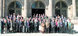 En abril de 2004 se celebró el vigésimo quinto aniversario de los Ayuntamientos democráticos, reuniendo a 100 concejales. / L. P./