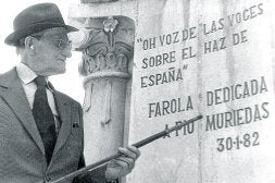 El rapsoda, poeta y actor Pío Muriedas en 1982, en el homenaje de la farola en Santander./ M. BUSTAMANTE/
