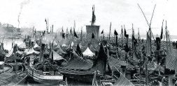 Las embarcaciones de los pescadores en la dársena de Puertochico, en una imagen captada a principios del siglo XX./