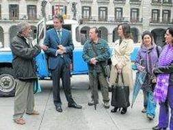 Admej (izquierda), De la Serna, Martín y miembros de la ONG 'Cantabria por el Sáhara'. / SE QUINTANA/
