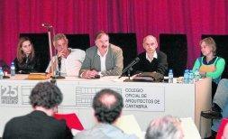 Pío Santamaría, en el centro, presidió ayer su última la asamblea general. / ROBERTO RUIZ/