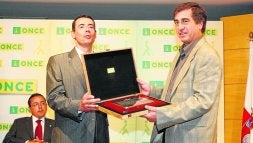 Pedro Ortiz (izquierda) entrega el galardón a Zubeldia. / DM/