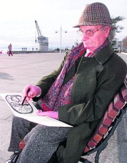 El artista firma una de sus populares felicitaciones navideñas./ DM/