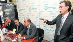 Carmelo Pérez (derecha), junto a los médicos Ramón Brugada (2d), Fernando Wangüemert (2i) y Josep Brugada (izquierda). /EFE/