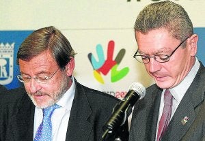 Alberto Ruiz Gallardón (derecha), junto al secretario de Estado para el Deporte, Jaime Lissavetzky./ EFE/