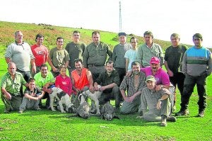 Cuadrilla 53, de San Mateo, con los jabalíes abatidos en La Bacera recientemente. / DM La cuadrilla de Roberto Fernández se bajó de Peña Fresneda con dos buenos jabalíes. / DM/