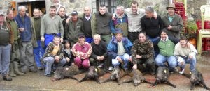 Miembros de la cuadrilla 86 con los seis jabalíes que mataron en el lote lebaniego de Cotera Oria. / DM/