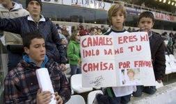 Canales se ha ganado su propia cantera de aficionados. Seguro que a partir de ahora empieza a crecer a lo loco. :: ANDRÉS FERNÁNDEZ/