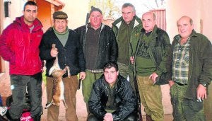 Aficionados, tras una cacería de liebre en los montes palentinos. ::
DM/