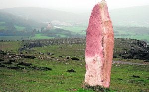 Neolítico. El menhir más alto llega a alcanzar casi 5 metros de altura. Su significado resulta toda una incógnita. :: J. L. SARDINA/