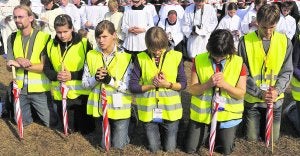 Jóvenes checos oran en una misa al aire libre celebrada por el Papa el pasado septiembre. Hay muy pocos checos religiosos, pero los que lo son, son muy creyentes. :: AP/
