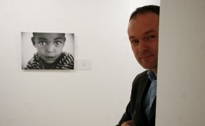 Miguel Ángel Peláez, la pasada semana, junto a uno de los retratos que cuelgan de las paredes de la sala de exposiciones de Náutica. ::
D. PEDRIZA/
