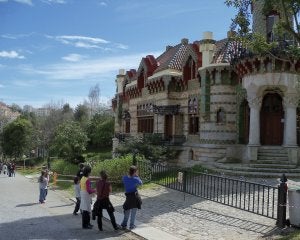 Numerosos visitantes se acercaron ayer a fotografiar El Capricho en cuanto se abrieron las puertas de su acceso al mediodía. :: M. F./