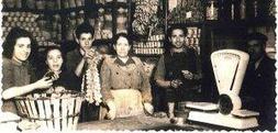 Foto de 1945, (de izda. a dcha.) con Manolita Lázaro, una amiga, Anselmo Lázaro, Petra Cámara, Agustín Lázaro y un amigo de la familia. :: DM/