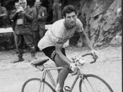 Gran rodador. Julio San Emeterio, durante la Bicicleta Eibarresa, cuando corría en el equipo Kas. :: DM/