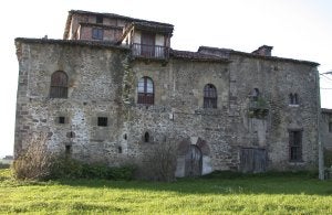 Estado actual de la Casa Torre de Calderón de la Barca, declarado Monumento Histórico Artístico. :: C. B./
