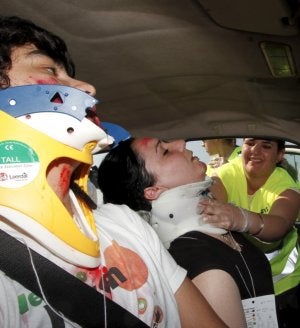 Realismo. Dos jóvenes voluntarios actuaron como heridos en el simulacro. Las escenas vividas ayer fueron muy reales, para darle mayor trascendencia al ejercicio./