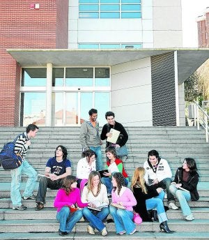 Alumnos de Cesine, en la entrada del centro formativo. :: DM/
