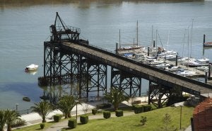 Imagen del 'Puente de los Ingleses' o cargadero de Orconera, situado en la ría de Astillero. ::
DM/