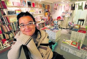Apuesta. Ainara Bezanilla, un de las dos socias de la librería Mundanalrüido, que se encuentra situada en la calle San Celedonio. ::
CELEDONIO/