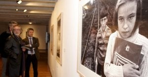 Pablo Hojas, Juan Carlos Quintana y Juan Muñiz, durante su recorrido por la exposición. ::
LUIS PALOMEQUE/