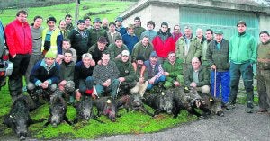 La cuadrilla 16, de José Antonio Casares, con los ocho jabalíes abatidos recientemente en el lote de Panda y Carrielda. :: P. ÁLVAREZ/