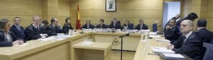 Lleno en la sala. Google, a la izquierda, no escatimó medios en su defensa y acudió a la vista en la Audiencia Nacional con numerosos letrados y peritos. ::
EFE/