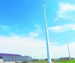 Los dos molinos y el conjunto de placas solares suministrados al concesionario estadounidense por la empresa cántabra Sonkyo. ::
INNOVA/