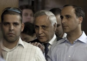 El expresidente israelí Moshe Katsav, ayer, minutos antes de escuchar la sentencia. ::
REUTERS/