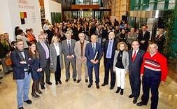 Autoridades regionales y municipales, representantes de la cultura y artistas acudieron a la inauguración. :: DANI PEDRIZA/