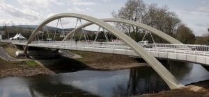 El espectacular puente sobre el río Saja evita el paso por la travesía de Puente San Miguel. :: L. PALOMEQUE/