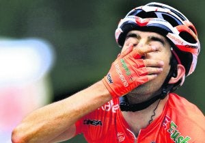 Mikel Nieve hizo un esfuerzo descomunal para ganar la etapa reina de un Giro que ha adquirido el color naranja del Euskaltel. ::
REUTERS/