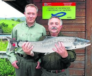 El asturiano Juan Antonio González Menéndez izó a tierra el último salmón del río Nansa :: JOSÉ GARCÍA/