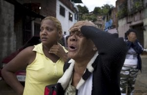 Familiares de reclusos se lamentan tras el asalto militar. ::
REUTERS/