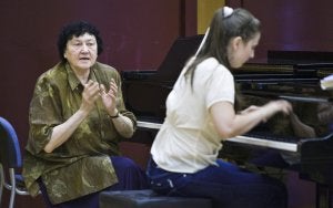 Galina Eguiazarova durante una de sus clases magistrales en el conservatorio Jesús de Monasterio de Santander. :: ROBERTO RUIZ/