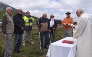 El párroco de Cabuérniga ofició una misa al aire libre. :: SANE/