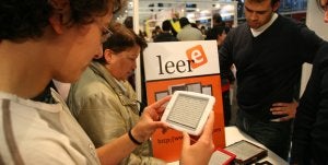 Varios usuarios se interesan por libros electrónicos durante una feria. ::
MAIKA SALGUERO/